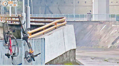 有單車被倒掛在沙田大埔公路大圍段欄杆外。