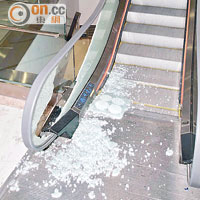 當年<br>一○年天澤商場扶手電梯發生意外，男途人以手㬹撞爆電梯玻璃梯身，救出男童。
