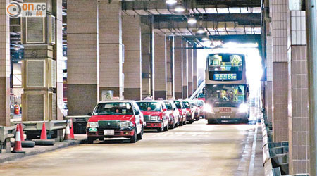 寬闊的車道因有大量違泊車輛而收窄。