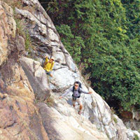 羅啟義（右）與師傅黃炎良上月曾攀摩天崖，事後形容「不能輕視」。（互聯網圖片）