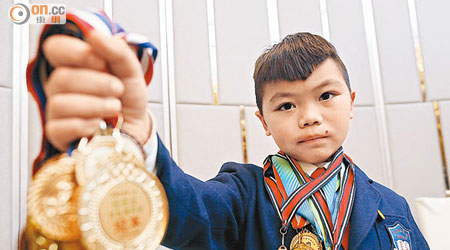 十歲的何瀧浩盼以一己之力，帶領本地足球成為亞洲第一。（梁鵬威攝）