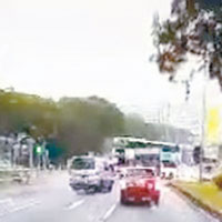 車Cam直擊該路段綠燈時，對面線仍有車輛行駛。（互聯網圖片）