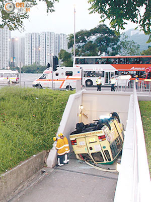 2010年5月<br>大涌橋路一輛小巴在一○年失控撞欄後跌落行人隧道。