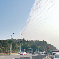 深圳鴛鴦雲<br>深圳蓮花山一帶昨晨出現藍白分明的層雲。（讀者提供圖片）