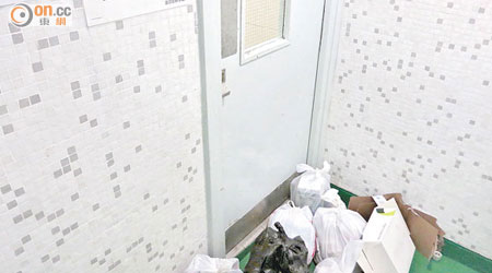 雖有告示提醒住戶將垃圾放入垃圾房，惟垃圾房上鎖後，居民即無法處理垃圾。