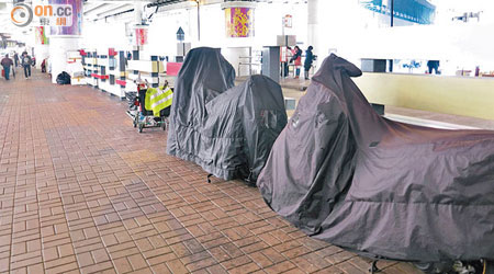 鵝頸橋底常有電單車違泊，被指威脅行人安全。