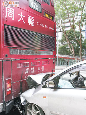 肇事七人車猛撼巴士尾部，車頭盡毀。（曾志恒攝）