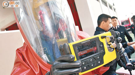 消防今年將採用化學品探測器HazMatID Elite等新裝備。（黃仲民攝）