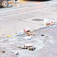 早上人流開始增加，行人路上的垃圾袋已被清走，但地面卻滿布垃圾殘渣。