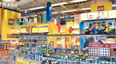 被告陳啟文承認在玩具反斗城分店偷Lego玩具。（羅錦源攝）