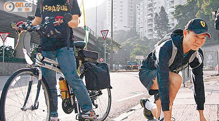 郭榮鏗（右）尋日同單車及私家車鬥快由司徒拔道去皇后大道東，證實跑步快過搭車。（受訪者提供）