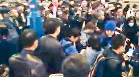 「熱血公民」及「撐警大聯盟」昨午在觀塘港鐵站外再爆衝突。（互聯網圖片）