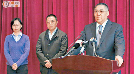 崔世安（右）出發北京時談及訪問行程。