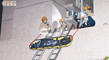 跳樓婦人遺體由消防自天井移落地面。