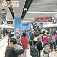 觀塘線列車服務昨一度延誤，上班時間人如潮湧。（冼耀華攝）