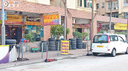 陳先生不滿蘭秀路有車胎阻塞行人路，令市民舉步維艱。