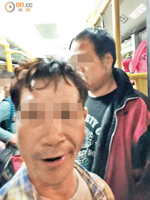 涉事男乘客（前）被指打傷巴士車長後逃走。（讀者提供圖片）