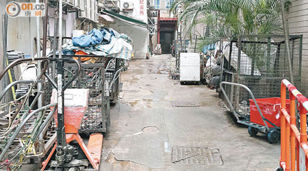 西港城附近橫巷地面滿布污水，更被擺放大量雜物，衞生情況惡劣。