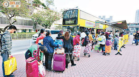 大批內地旅客或水貨客排隊輪候乘搭城巴B3X線往深圳灣口岸。（朱先儒攝）