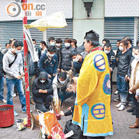 一眾親友聯同道士到現場拜祭。(馮裕亨攝）