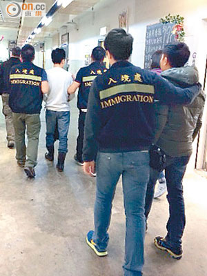 入境處採取行動，拘捕兩名男子。