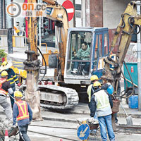 張建宗指建造業工序環環相扣，輸入本港短缺的技術外勞，可加快工務工程完成。