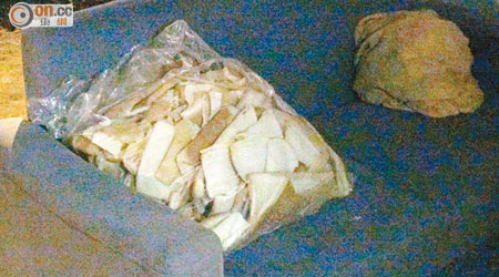 渡船街露宿者棲身處有一大袋麵包皮，估計為露宿者的食糧。