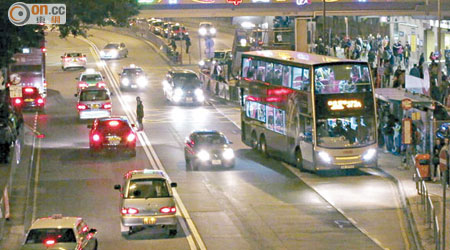 亂過路<br>港鐵上水站對出設有巴士站，常有市民貪方便亂過馬路，險象環生。