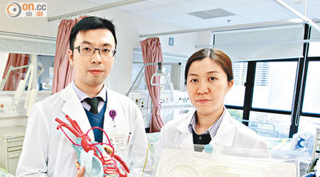 陳泰良（左）及何嘉麗（右）為主動脈夾層撕裂的病人接駁人工血管。（陳德賢攝）