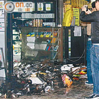 起火手機店嚴重燒毀，消防進行調查。（麥少峰攝）