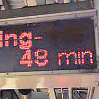月台告示板顯示列車需延誤。（互聯網圖片）