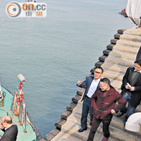 多名議員昨登船視察香港口岸填海工程。（梁鵬威攝）