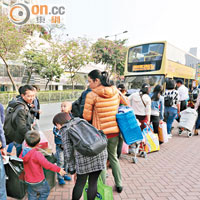 昨日依然有大批內地旅客自費搭往返屯門與深圳灣口岸的巴士，湧到屯門市中心辦年貨。（朱先儒攝）