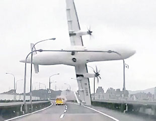 台機撞橋墜河31死17傷