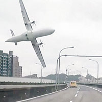 的士在橋上行駛期間，客機就在前面墜落。（互聯網圖片）