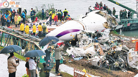 台灣復興航空墜機釀三十一人死亡，罹難者家屬在失事現場招魂。（本報台北傳真）