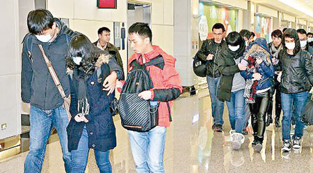 大批大陸旅客的家屬抵達台灣。（互聯網圖片）