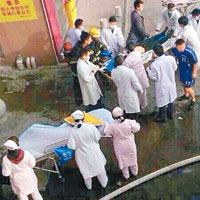 救援人員把傷者送院。（互聯網圖片）