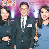 打理家族時裝生意嘅仁濟醫院總理羅穎怡（右），與香港菁英會司庫黃麗芳（左）及副主席林凱章（中）都係青年才俊。