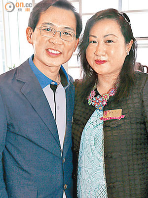 曹貴子（左）呼籲市民患病記得要戴口罩，旁邊為太太Maggie（右）。