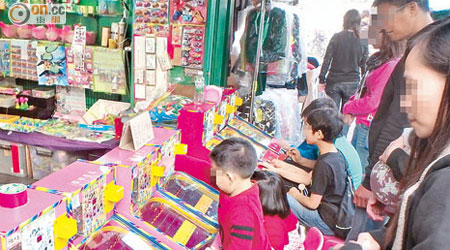 周日的錦上路跳蚤市場有大批家長與子女齊齊玩彈珠機。