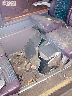 座椅被炸爛，導致兩女乘客受傷。