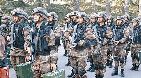 解放軍北京衞戍警衞部隊士兵手持神秘綠皮箱。（互聯網圖片）