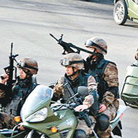 警衞部隊全副武裝、乘電單車演習。（互聯網圖片）