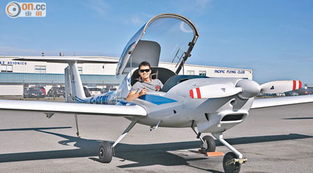 李治聰在溫哥華的飛行訓練課程嘗試操作飛機。（受訪者提供圖片）