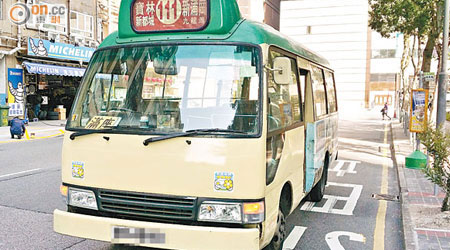 被踢甩車門玻璃的專線小巴停於路旁。（鄧業榆攝）