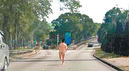 「裸跑男」奔向吐露港公路。（互聯網圖片）