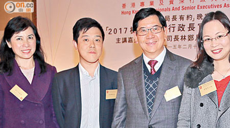 容永祺（右二）與中華廠商聯合會常董李慧芬（左起）、亞洲青年企業家聯盟創辦人梁帥聰及金融網站創辦人莫惠芬（右一）交流青年創業心得。（溫國佳攝）