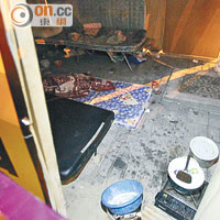 雅翔道 <BR>部分南亞露宿者更自備爐具明火煮食，隨時引發火警。