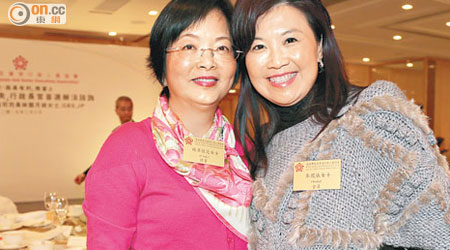 團年<br>多國外幣近年齊齊貶值，新華旅遊董事總經理楊章桂芝（左）直言刺激市民外遊意欲大增，生意滾滾來，佳預（香港）執行董事麥鳳儀（右）都戥佢開心。